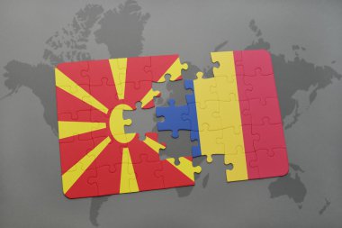 Makedonya ve Romanya ulusal bayrak dünya harita arka plan üzerinde ile bulmaca.