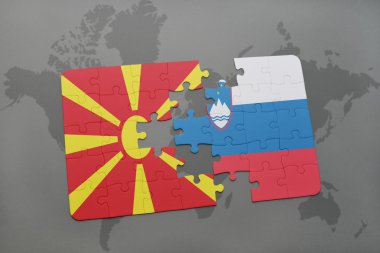 Makedonya ve Slovenya ulusal bayrak dünya harita arka plan üzerinde ile bulmaca.