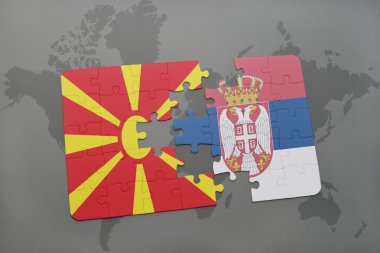 Makedonya ve Sırbistan ulusal bayrak dünya harita arka plan üzerinde ile bulmaca.