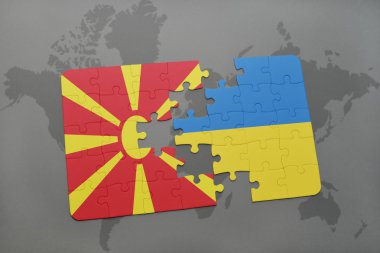 Makedonya ve Ukrayna ulusal bayrak dünya harita arka plan üzerinde ile bulmaca.