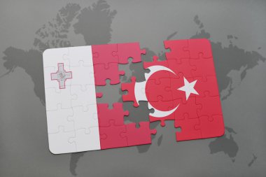Dünya harita arka plan üzerinde Türkiye ve malta bayrağı ile bulmaca.