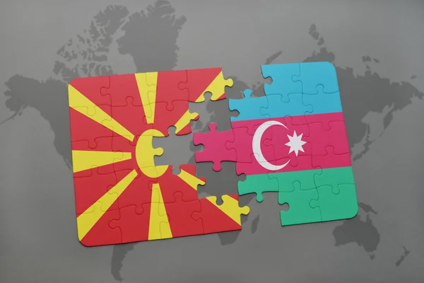 Puzzle s státní vlajka Makedonie a Ázerbájdžán na pozadí mapy světa. — Stock fotografie