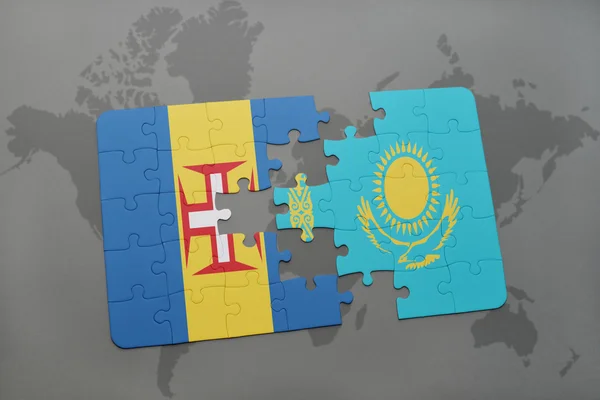 Rompecabezas con la bandera nacional de Madeira y Kazajstán en un mapa del mundo fondo . —  Fotos de Stock