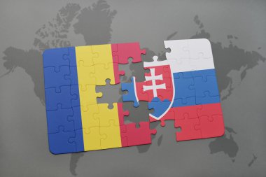 Romanya ve Slovakya ulusal bayrak dünya harita arka plan üzerinde ile bulmaca.