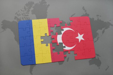 Romanya ve Türkiye'nin dünya harita arka plan üzerinde bayrağı ile bulmaca.