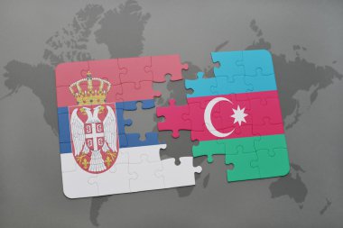 Dünya harita arka plan üzerinde Sırbistan ve Azerbaycan bayrağı ulusal ile bulmaca.