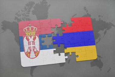 Dünya harita arka plan üzerinde Sırbistan ve Ermenistan Ulusal bayrakla bulmaca.