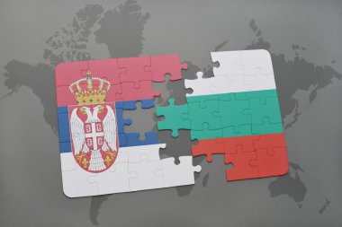 Dünya harita arka plan üzerinde Sırbistan ve Bulgaristan Ulusal bayrakla bulmaca.