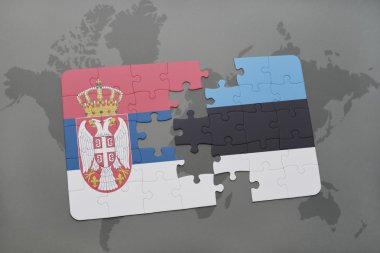 Dünya harita arka plan üzerinde Sırbistan ve Estonya ulusal bayrakla bulmaca.