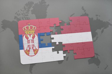 Dünya harita arka plan üzerinde Sırbistan ve Letonya Ulusal bayrakla bulmaca.