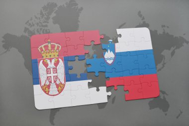 Dünya harita arka plan üzerinde Sırbistan ve Slovenya Ulusal bayrakla bulmaca.