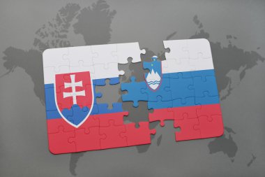 Dünya harita arka plan üzerinde Slovakya ve Slovenya Ulusal bayrakla bulmaca.