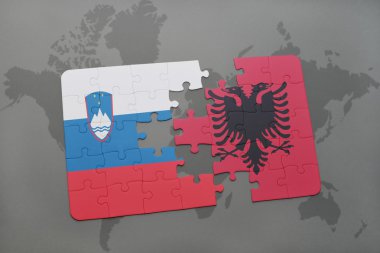 Slovenya ve Arnavutluk ulusal bayrak dünya harita arka plan üzerinde ile bulmaca.
