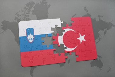 Slovenya ve Türkiye'nin dünya harita arka plan üzerinde bayrağı ile bulmaca.