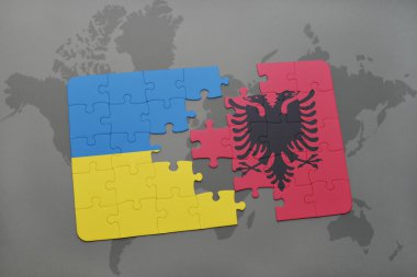 Ukrayna ve Arnavutluk ulusal bayrak dünya harita arka plan üzerinde ile bulmaca.