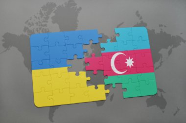 Ukrayna ve Azerbaycan ulusal bayrak dünya harita arka plan üzerinde ile bulmaca.