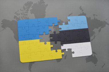 Ukrayna ve Estonya ulusal bayrak dünya harita arka plan üzerinde ile bulmaca.