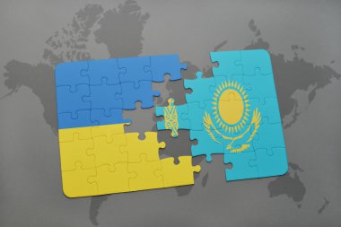 Kazakistan ve Ukrayna ulusal bayrak dünya harita arka plan üzerinde ile bulmaca.