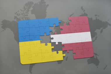 Ukrayna ve Letonya ulusal bayrak dünya harita arka plan üzerinde ile bulmaca.