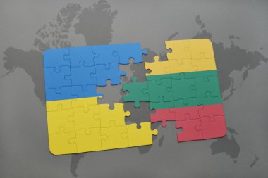 Litvanya ve Ukrayna ulusal bayrak dünya harita arka plan üzerinde ile bulmaca.