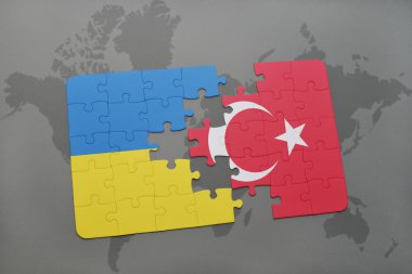 Ukrayna ve Türkiye'nin dünya harita arka plan üzerinde bayrağı ile bulmaca.