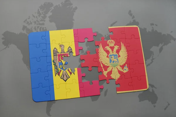 Головоломка з національним прапором молдової та чорногорії на фоні карти світу . — стокове фото