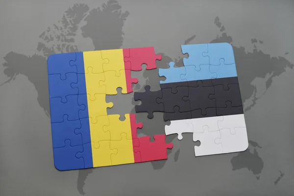 Головоломка з Національний прапор Румунії та Естонії на фоні карта світу. — стокове фото
