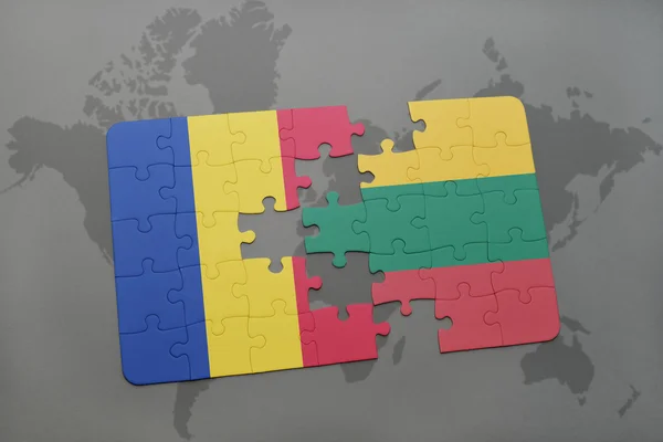 Puzzel met de nationale vlag van Roemenië en Litouwen op de achtergrond van een wereld kaart. — Stockfoto