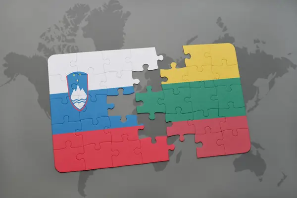 Головоломка з Національний Прапор Словенії та Литві на фоні карта світу. — стокове фото