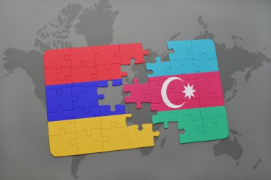 bir dünya haritası arka plan üzerinde Ermenistan ve Azerbaycan ulusal bayrağı ile bulmaca.