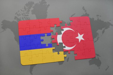 bir dünya haritası arka plan üzerinde Ermenistan ve Türkiye'nin ulusal bayrağı ile bulmaca.