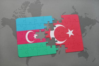 azerbaycan ve türkiye ulusal bayrağı ile bulmaca bir dünya haritası arka plan üzerinde.