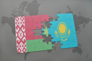bir dünya haritası arka plan üzerinde Belarus ve Kazakistan ulusal bayrağı ile bulmaca.
