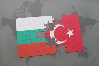 bir dünya haritası arka plan üzerinde Bulgaristan ve Türkiye'nin ulusal bayrağı ile bulmaca.