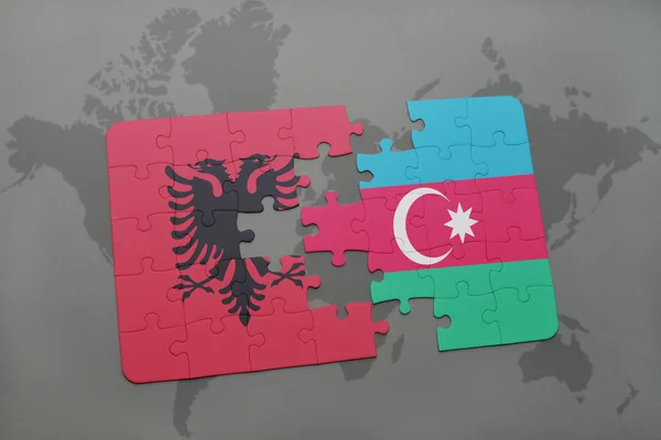 Puzzel met de nationale vlag van Albanië en Azerbeidzjan op een wereld kaart achtergrond. — Stockfoto