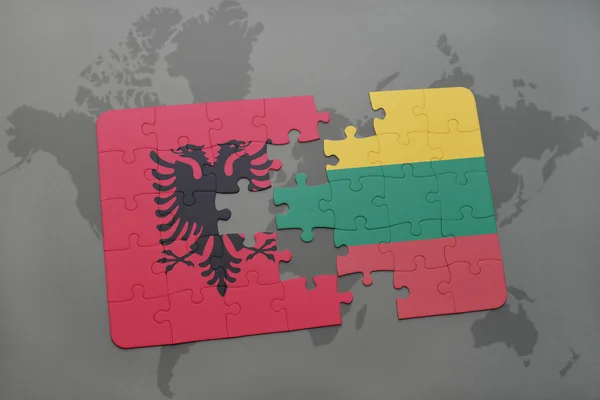 Puzzel met de nationale vlag van Albanië en Litouwen op een wereld kaart achtergrond. — Stockfoto