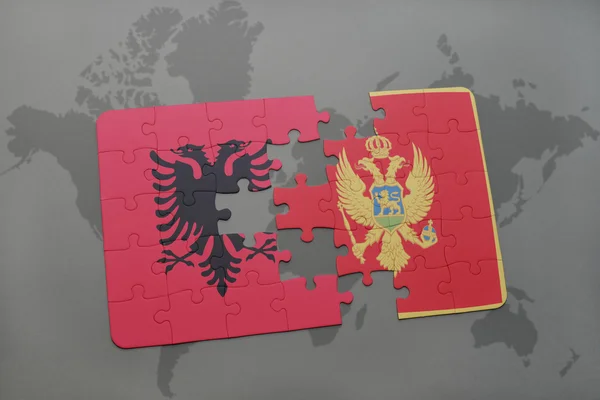 Puzzel met de nationale vlag van Albanië en Montenegro op een wereld kaart achtergrond. — Stockfoto