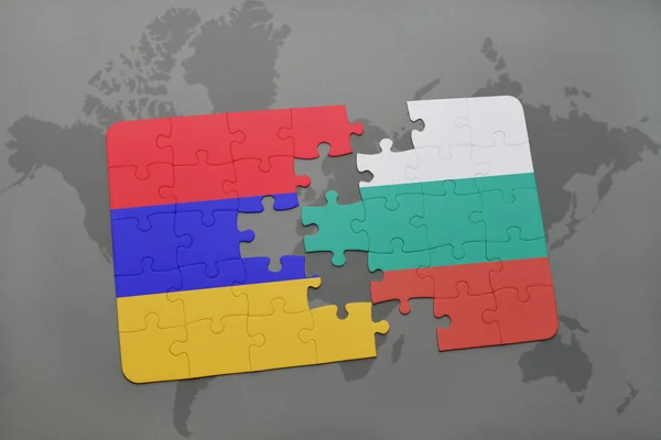 Puzzel met de nationale vlag van Armenië en Bulgarije op een wereld kaart achtergrond. — Stockfoto