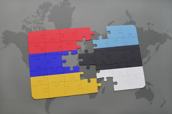 Puzzel met de nationale vlag van Armenië en Estland op een wereld kaart achtergrond. — Stockfoto