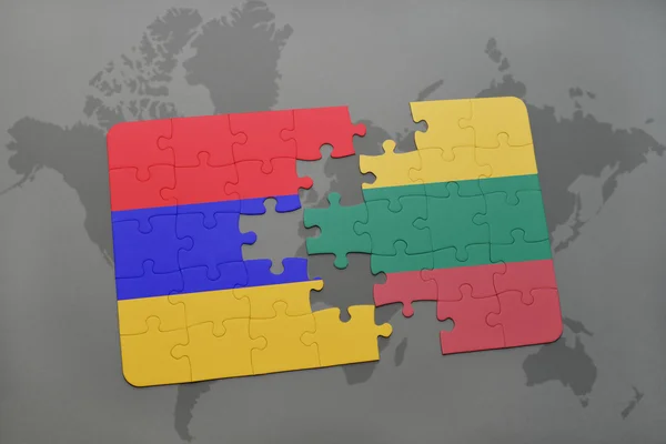Puzzle z flagą narodowej Armenii i Litwy na tle mapy świata. — Zdjęcie stockowe