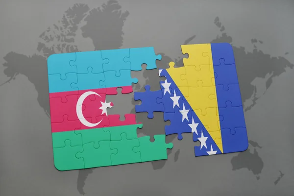 Puzzle avec le drapeau national de azerbaijan et bosnia et l'herzénie sur un fond de carte du monde . — Photo