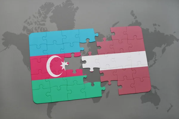 Azerbaycan ve letonya ulusal bayrağı ile bulmaca bir dünya haritası arka plan üzerinde. — Stok fotoğraf