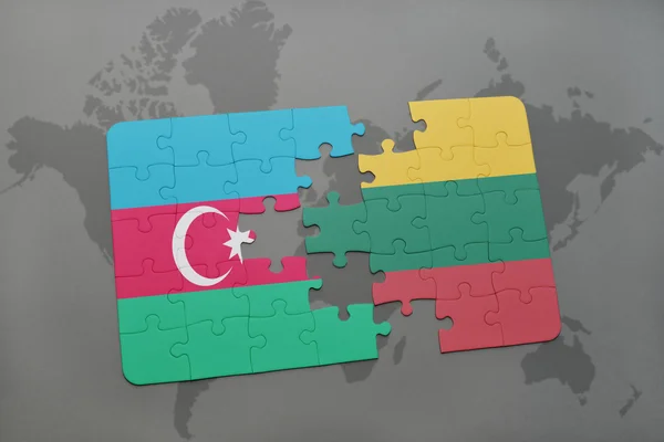 Puzzle avec le drapeau national de azerbaijan et lithuania sur un fond de carte du monde . — Photo