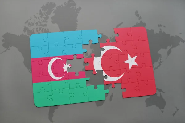 Azerbaycan ve türkiye ulusal bayrağı ile bulmaca bir dünya haritası arka plan üzerinde. — Stok fotoğraf