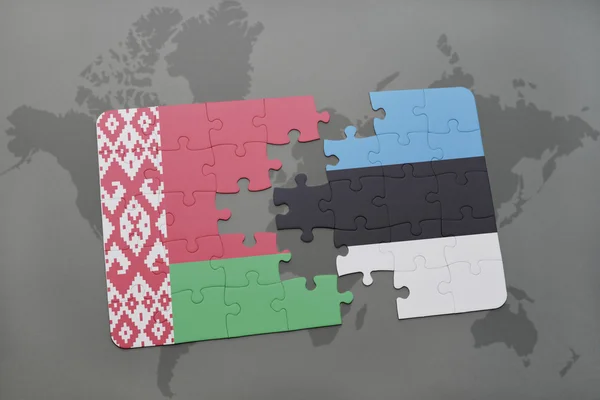 Puzzel met de nationale vlag van Wit-Rusland en Estland op een wereld kaart achtergrond. — Stockfoto