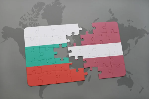 Головоломка з національним прапором Болгарії та Латвії на карті світу. — стокове фото