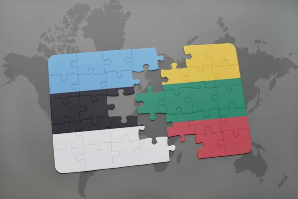 Puzzel met de nationale vlag van Estland en Litouwen op een wereld kaart achtergrond. — Stockfoto