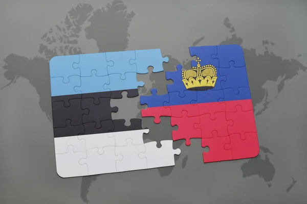 Головоломка з національним прапором Естонії та Ліхтенштейну на фоні карти світу . — стокове фото