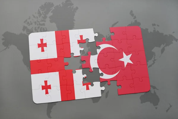 Gürcistan ve Türkiye'nin dünya harita arka plan üzerinde ulusal bayrak ile bulmaca. — Stok fotoğraf