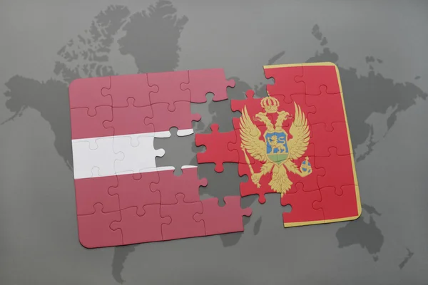 Quebra-cabeça com a bandeira nacional de latvia e monten=on a world map background . — Fotografia de Stock